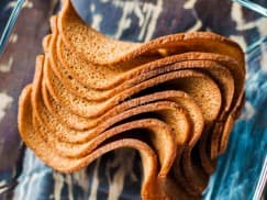 Гренки черные со вкусом красной икры: Ресторанные гренки с сыром