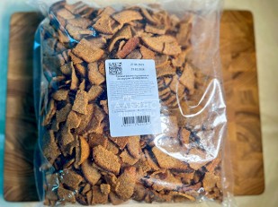 Царский полосатик с кунжутом: Гренки черные со вкусом буженины