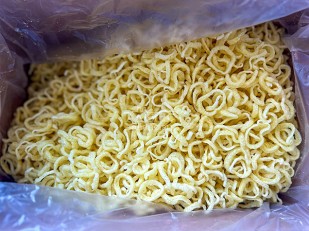 Мучные полоски МАЛИНОВЫЕ со вкусом острых бараньих рёбрышек 76 гр: Луковые кольца 