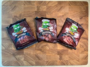 Мучные полоски МАЛИНОВЫЕ со вкусом острых бараньих рёбрышек 76 гр: Горох жареный со вкусом БАРБЕКЮ 